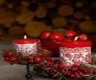 Χριστούγεννα αναμμένα κεριά και διακοσμημένο με κόκκινα μούρα